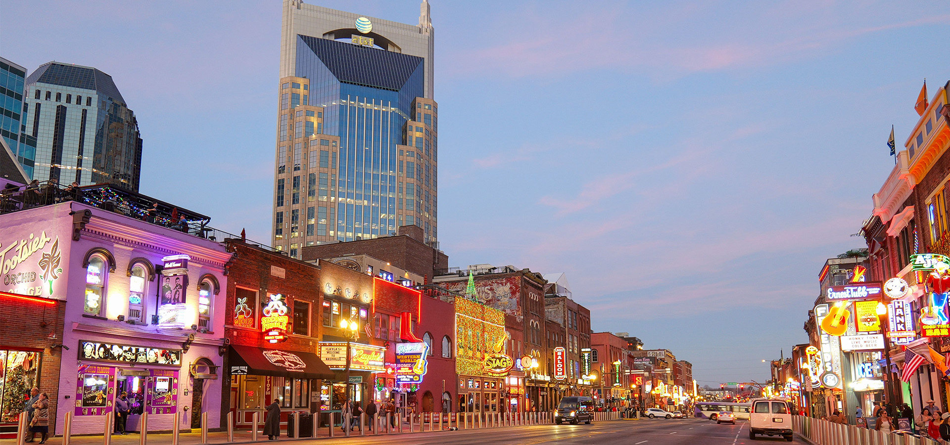 Nashville Getaway Singles Vacation featuring downtown Nashville, Broadway honky-tonks, live country music, Grand Ole Opry and famous Music City attractions in Tennessee